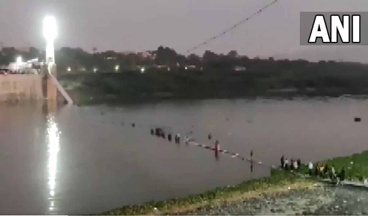 Cable Bridge Collapses in Gujarat | गुजरात के मोरबी में अचानक केबल ब्रिज टूटा, 500 लोग नदी में गिरे, 60 से ज्यादा की मौत की खबर