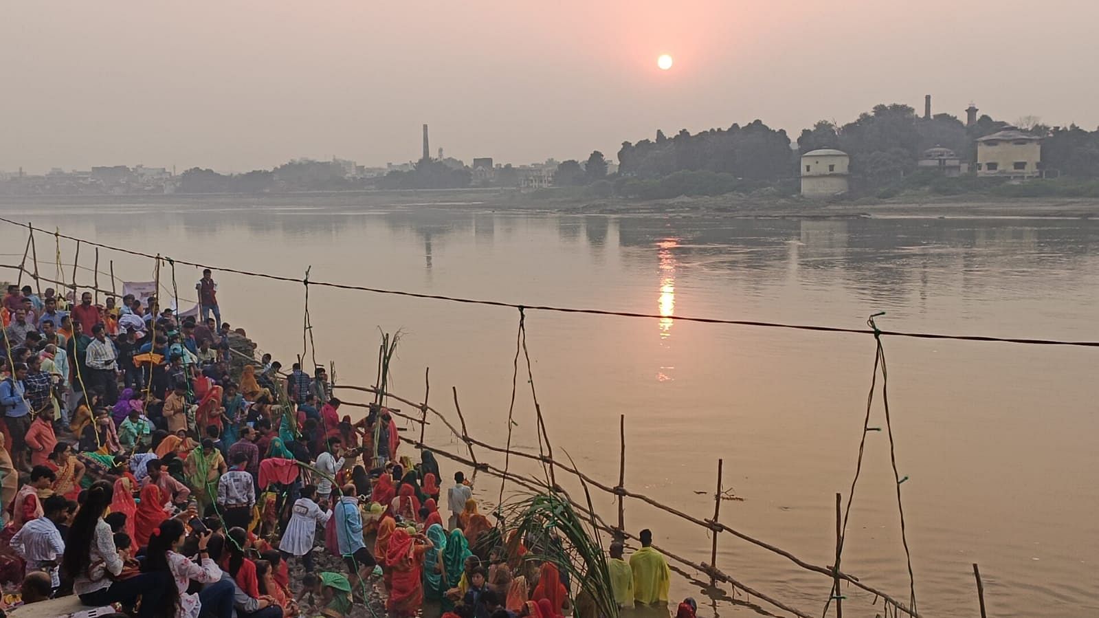 Chhath Puja 2022 Photo: डूबते सूर्य को दिया अर्घ्य, गोमती घाट पर उमड़ा छठ व्रतियों का हुजूम, देखें फोटो