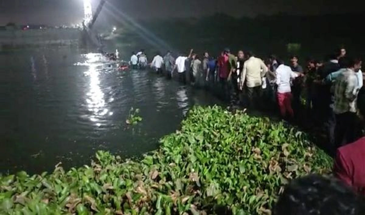 गुजरात में भयानक हादसा; मोरबी में केबल पुल टूटने से कम से कम 60 लोगों की मौत