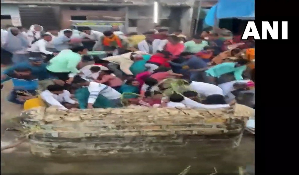 गुजरात के बाद यूपी में टूटा पुल, छठ पूजा के दौरान हुआ हादसा