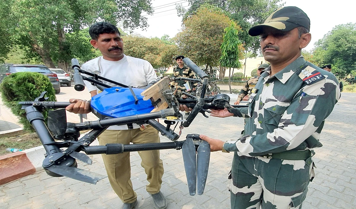 बीएसएफ ने भारत-पाकिस्तान सीमा के पास एक ड्रोन को मार गिराया, नशीले पदार्थ के तस्करी को किया नाकाम