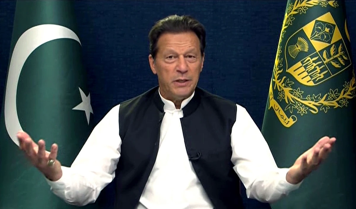पाकिस्तान के रक्षा मंत्री ने कहा कि इमरान खान ने भारत से मिले गोल्ड मेडल को ‘बेच’ दिया