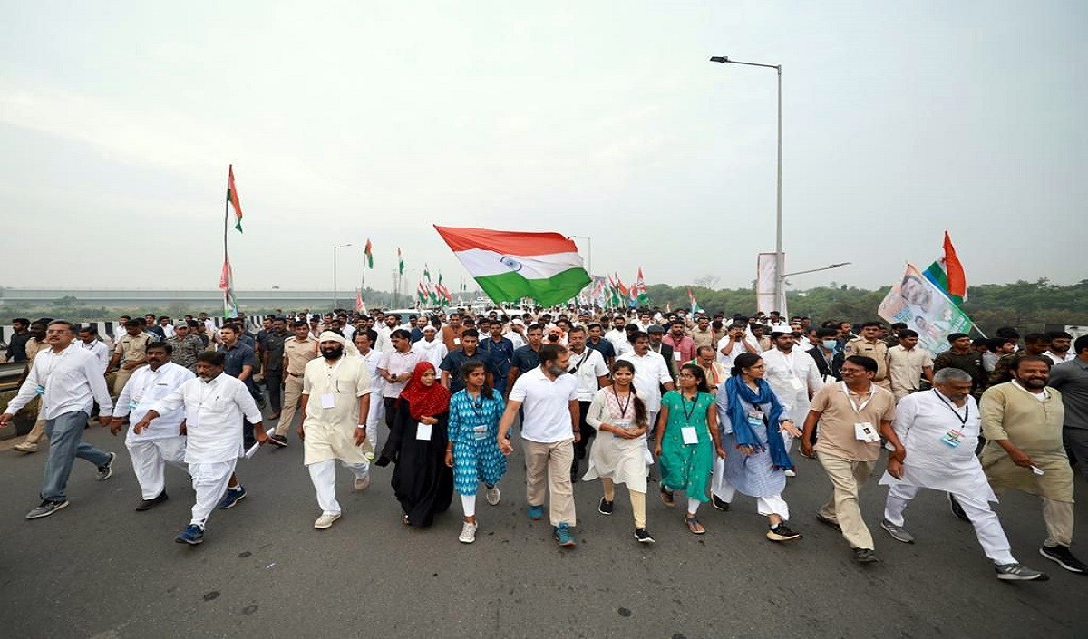 राहुल गांधी ने भारत जोड़ो यात्रा के दौरान चार मीनार के सामने फहराया तिरंगा