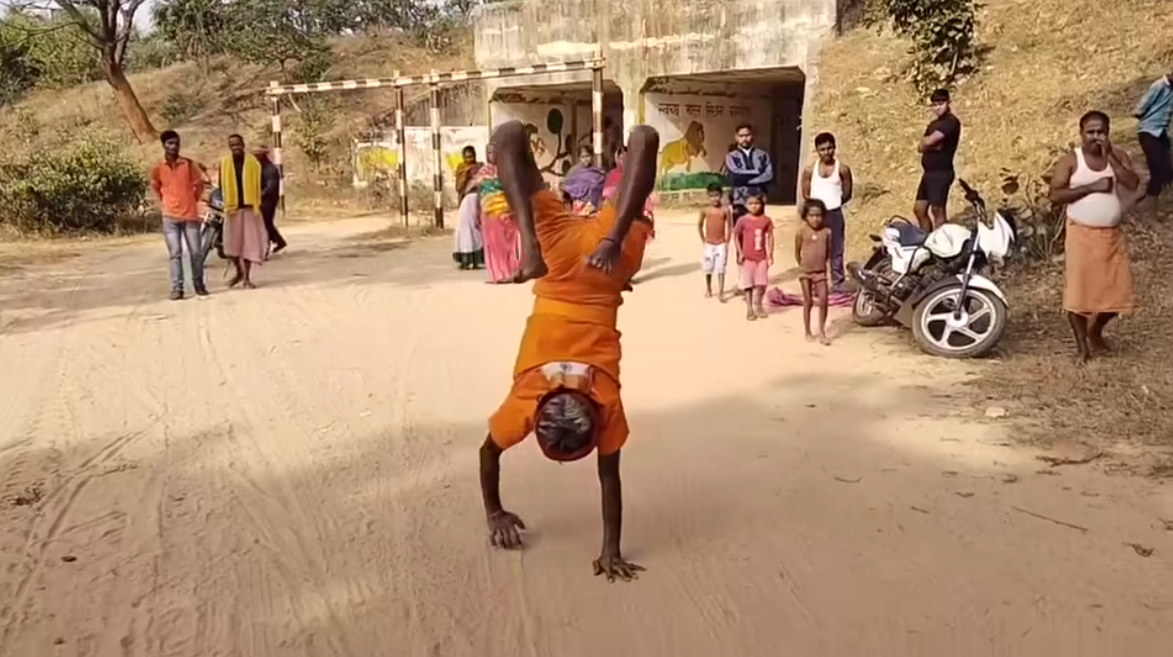 कांवरिया श्रद्धालु सावन पूर्णिमा को सुल्तानगंज से जल लेकर बाबाधाम जाने के दौरान हाथ के भरोसे उलटा चलकर बाबाधाम की यात्रा कर रहें हैं