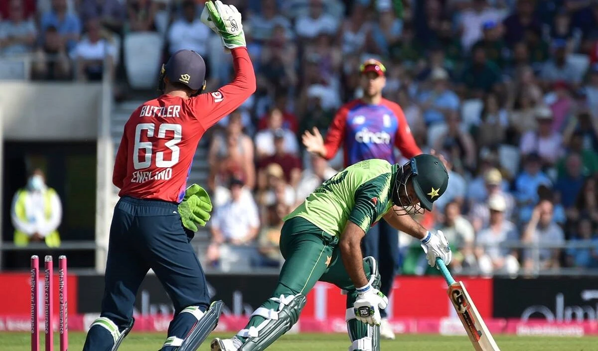 इंग्लैंड के स्पिनरों ने पाकिस्तान के बल्लेबाजों पर कसा शिकंजा