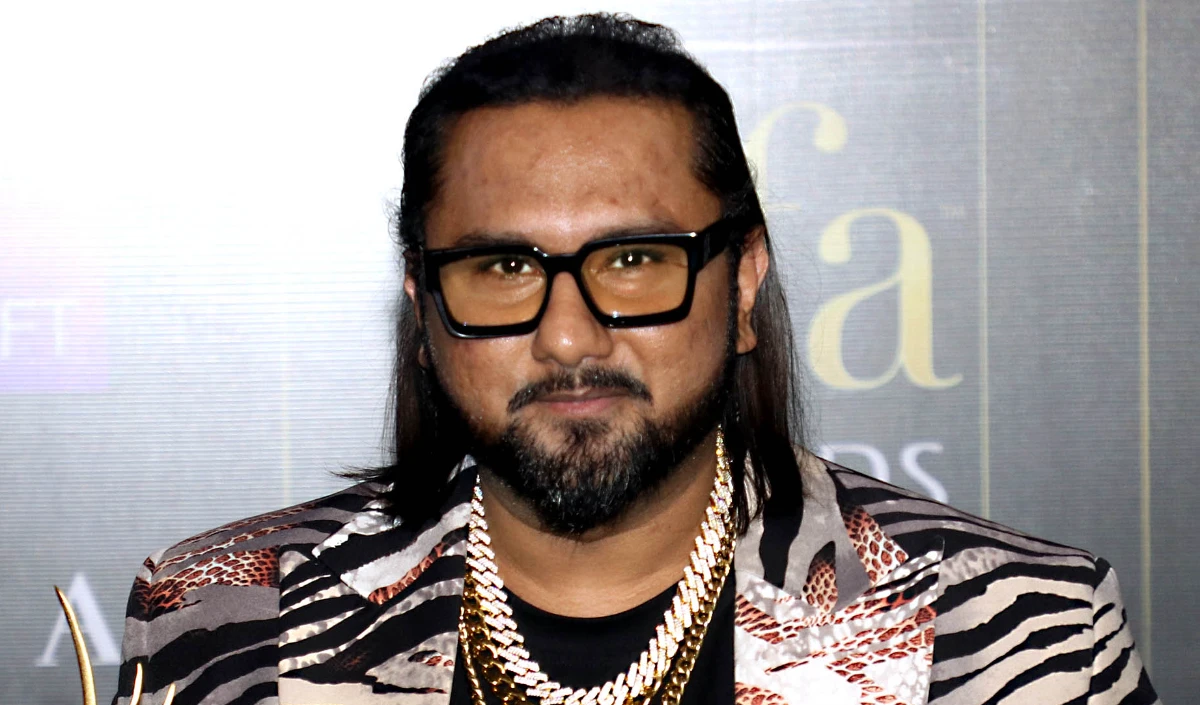 Honey Singh with Girlfriend | तलाक के बाद नयी गर्लफ्रेंड के साथ दिखे हनी सिंह, मोटापा भी घटाया | Watch Video