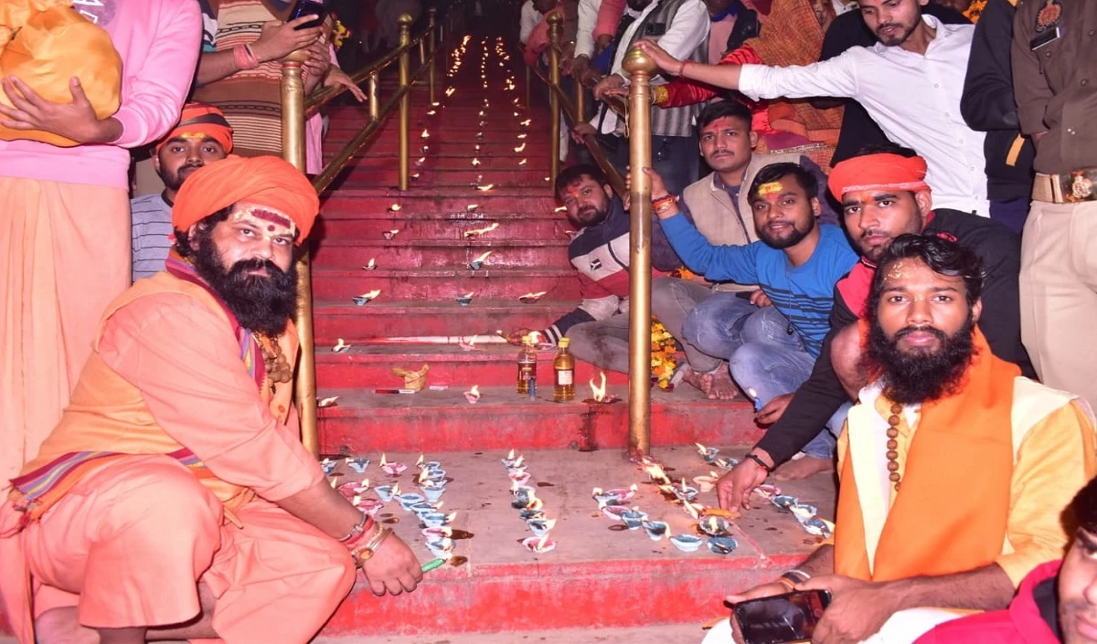 Ayodhya में हनुमानगढ़ी मंदिर के मुख्य द्वार पर जलाए गए 2100 दिए, महंत राजू दास भी रहे मौजूद