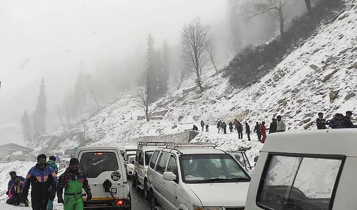 हिमाचल में लोकप्रिय पर्यटन स्थलों नारकंडा, कुफरी और मनाली में हुई बर्फबारी