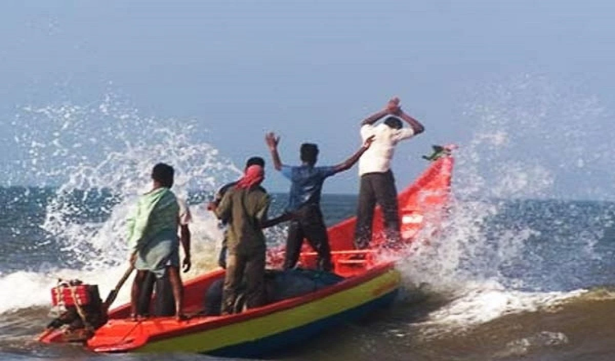 श्रीलंका की नौसेना ने मछली पकड़ने के आरोप में 12 भारतीय मछुआरों को गिरफ्तार किया