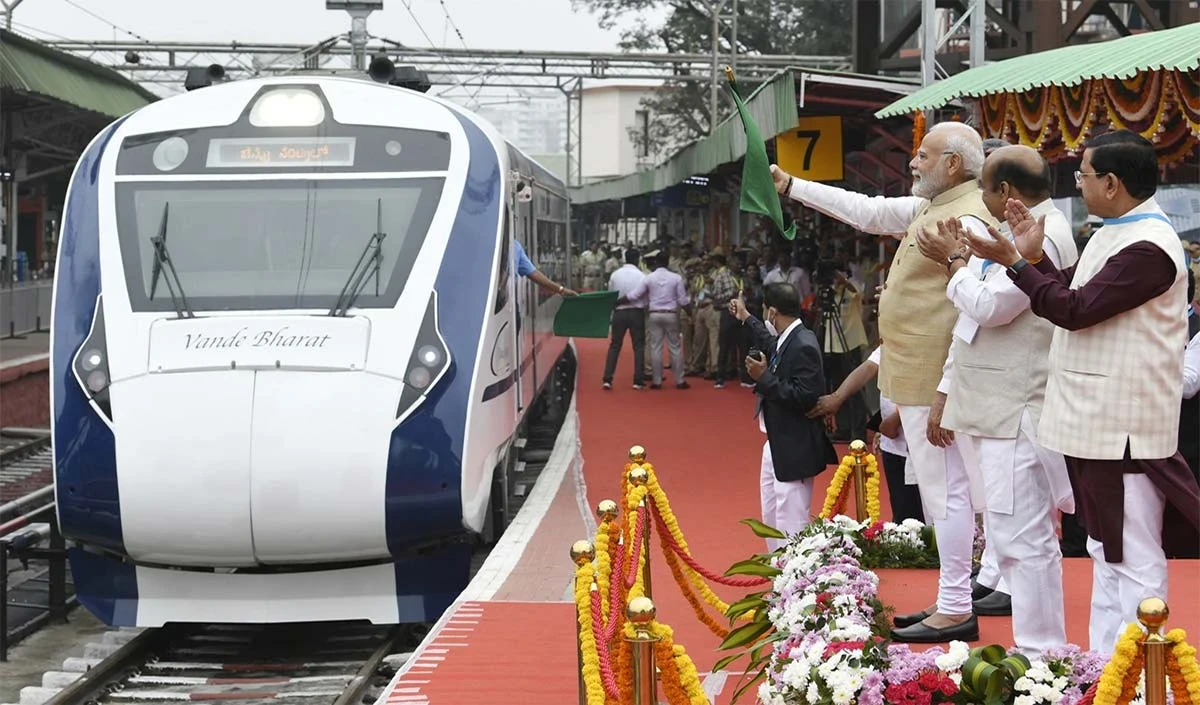 प्रधानमंत्री मोदी ने नागपुर-बिलासपुर वंदे भारत एक्सप्रेस को हरी झंडी दिखाई