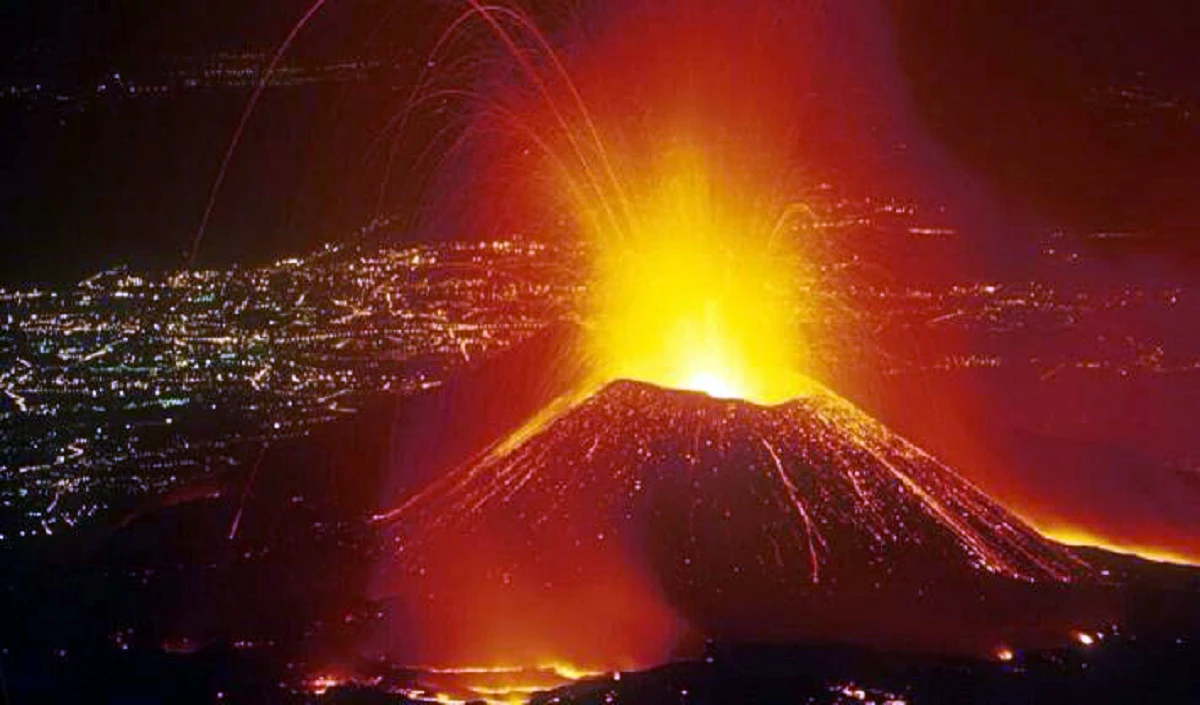 इंडोनेशिया के माउंट सेमेरु में फिर हुआ ज्वालामुखी विस्फोट, लोगों को सुरक्षित क्षेत्रों में पहुंचाया गया