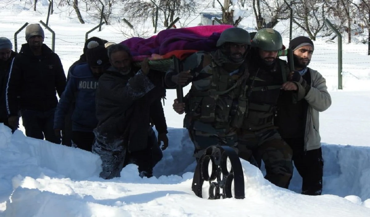 सेना के जवानों ने रामबन में बर्फ से ढके रास्ते से गर्भवती महिला को पहुंचाया अस्पताल