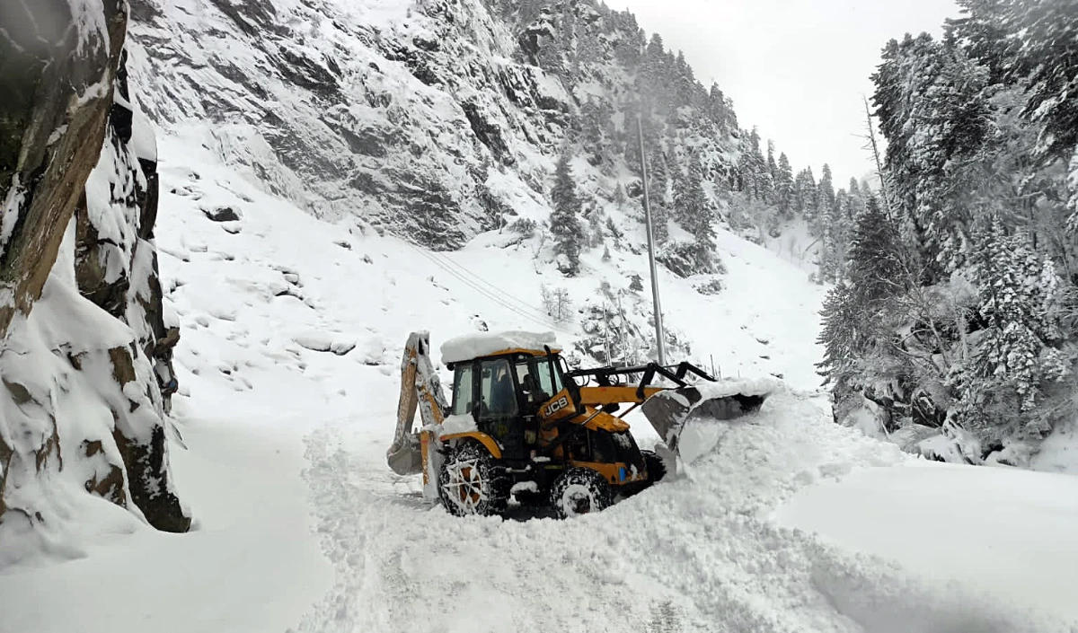 Sonamarg Avalanche | जम्मू-कश्मीर के सोनमर्ग में आया हिमस्खलन! एक मजदूर की मौत, दो लापता, बचाव अभियान जारी