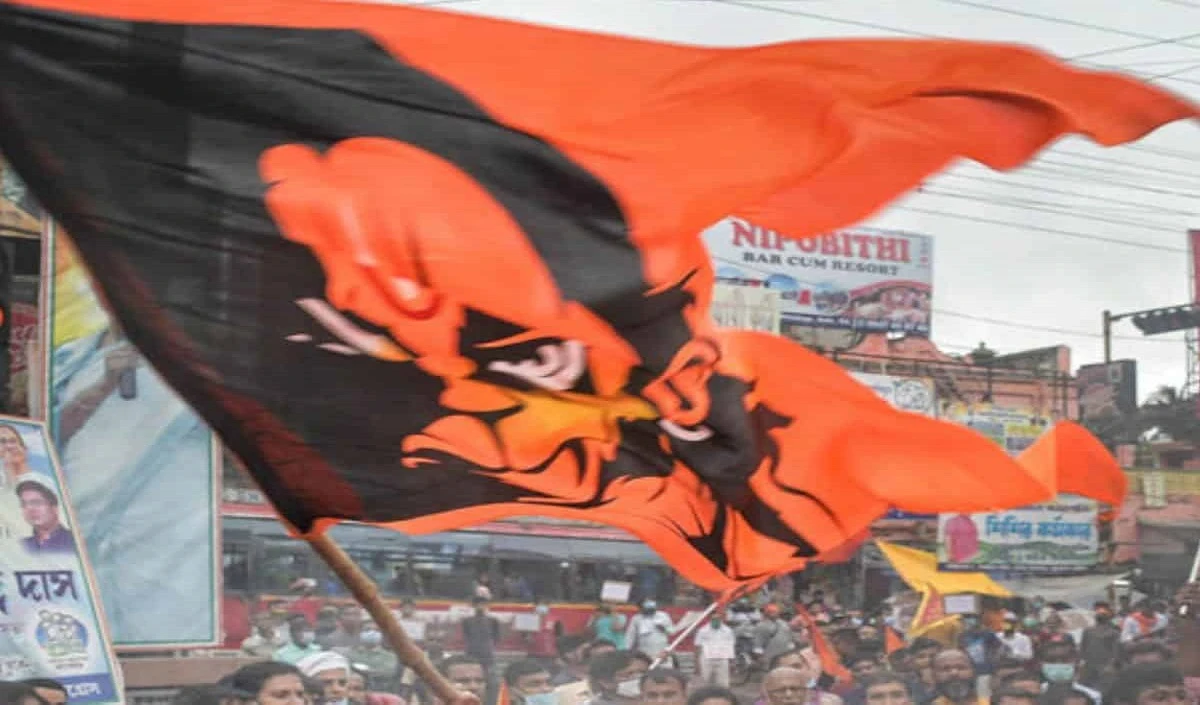 Bajrang Dal  के सदस्यों ने गो तस्करी के आरोपी को पुलिस के हवाले किया