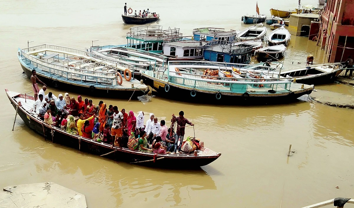 Varanasi में Ganga नदी को मिलेगी प्रदूषण से राहत, शुरू हुई CNG से चलने वाली नौकाएं