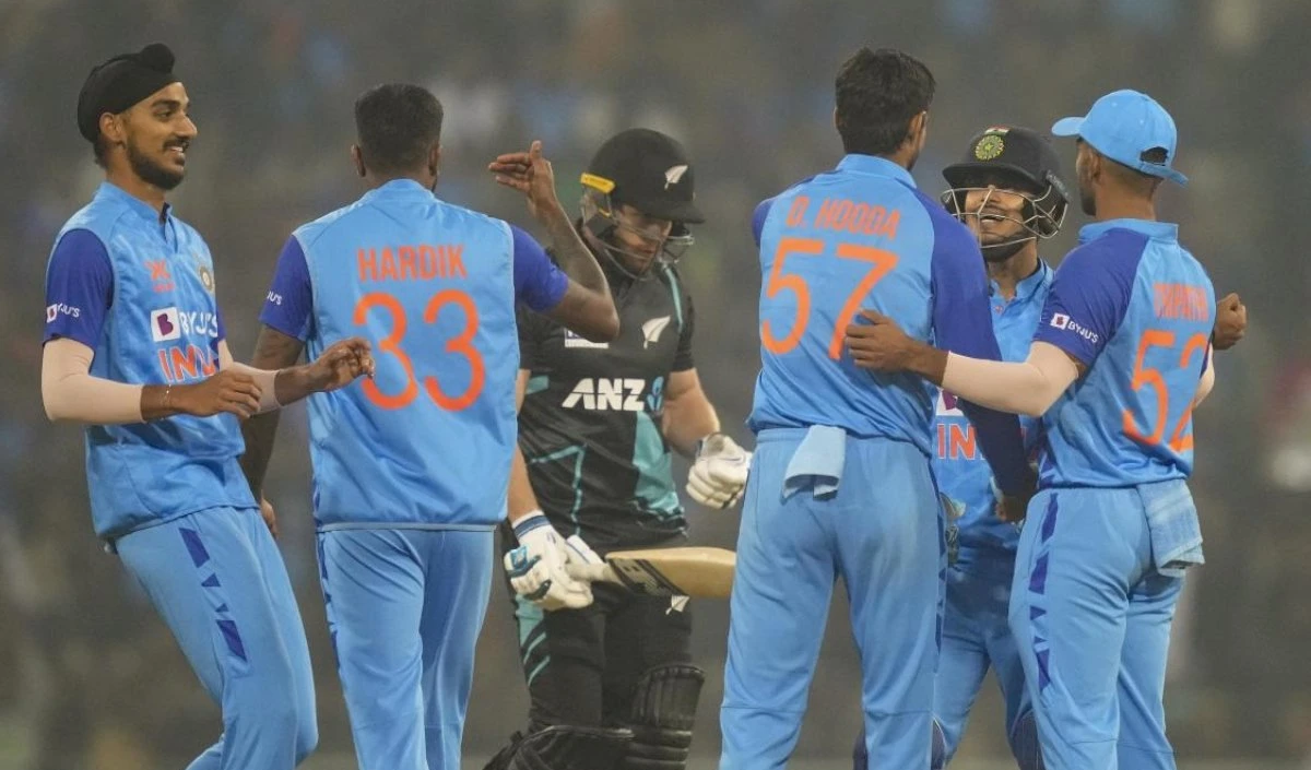 भारतीय स्पिनरों ने New Zealand को आठ विकेट पर 99 रन पर रोका