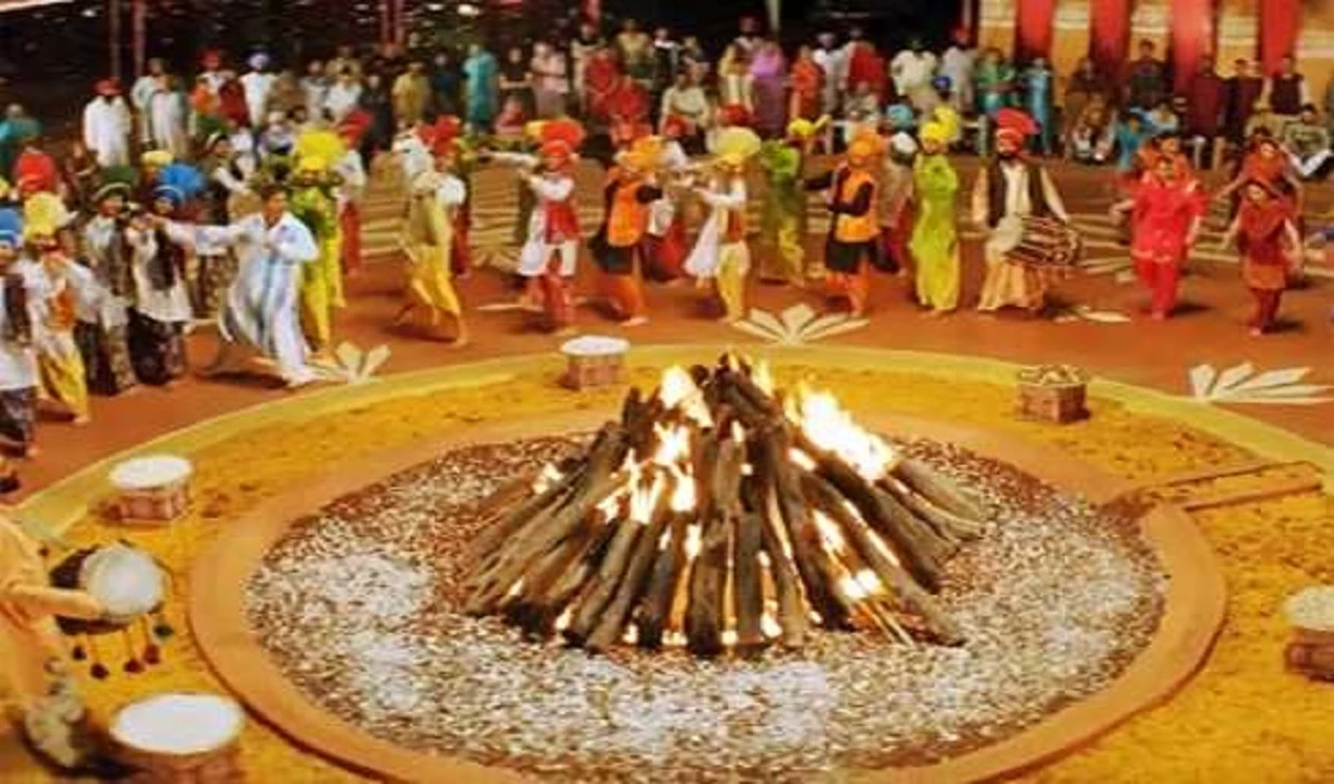 Punjab और Haryana में लोहड़ी का त्योहार पारंपरिक हर्षोल्लास के साथ मनाया गया
