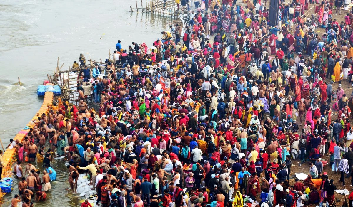पुष्प वर्षा के बीच मौनी अमावस्या पर दो करोड़ से अधिक लोगों ने लगाई Ganges में डुबकी