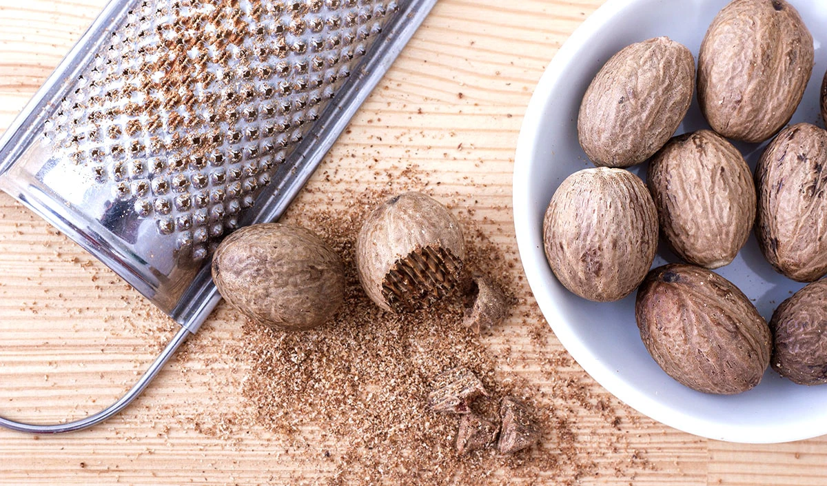 Nutmeg Benefits: कई बीमारियों को दूर करता है जायफल, जानिए इसके बेमिसाल फायदे