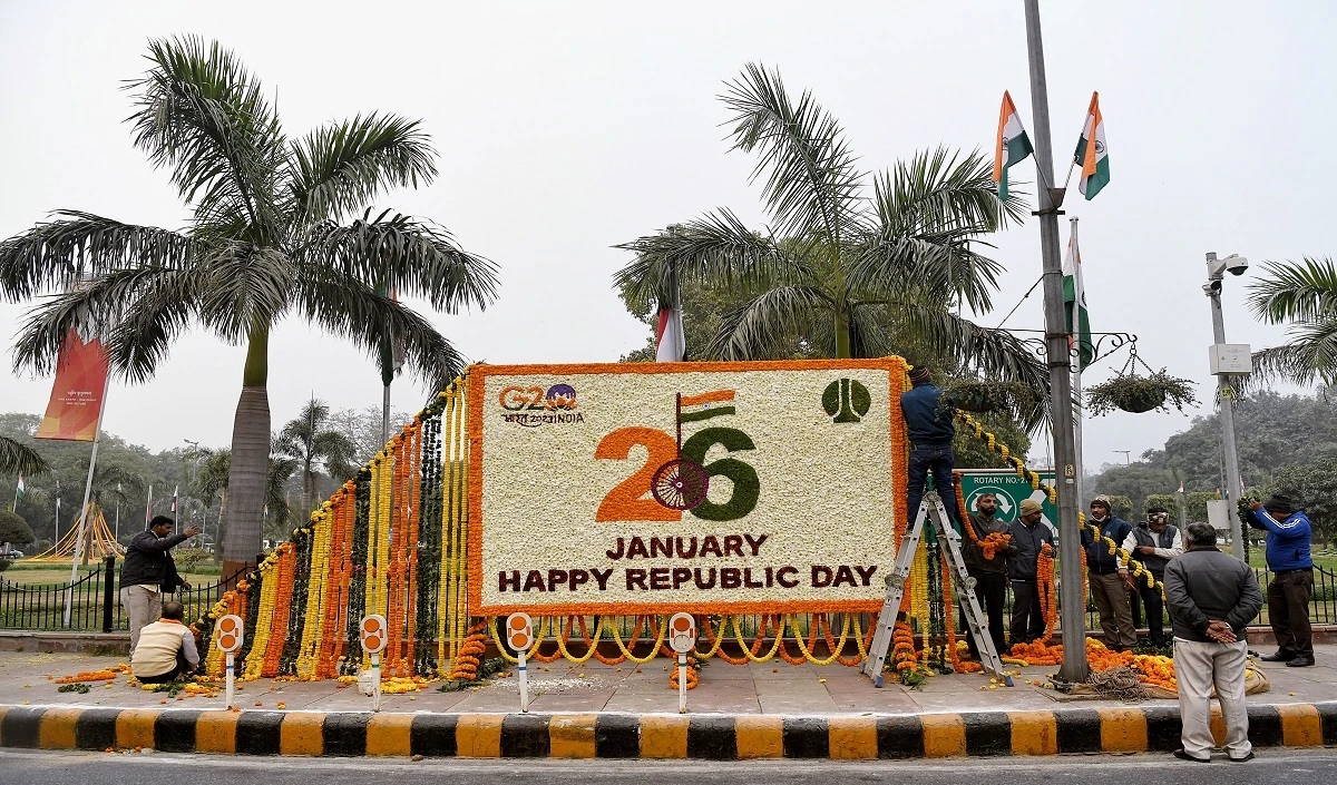 Republic Day: दिल्ली की सड़कों और गोल चक्करों को फूलों से सजाया गया