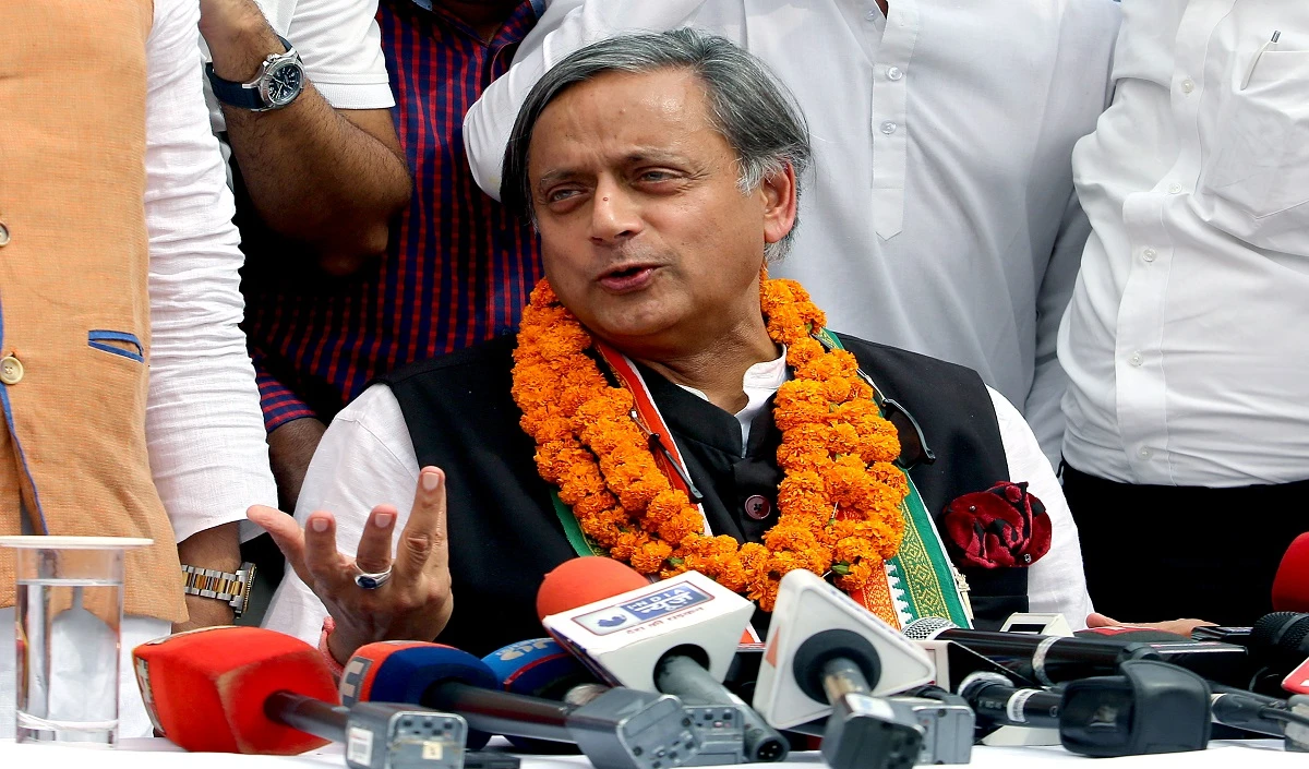 Shashi Tharoor ने कहा कि मौजूदा सरकार ने संसद को नोटिस बोर्ड, रबर स्टांप बना दिया है