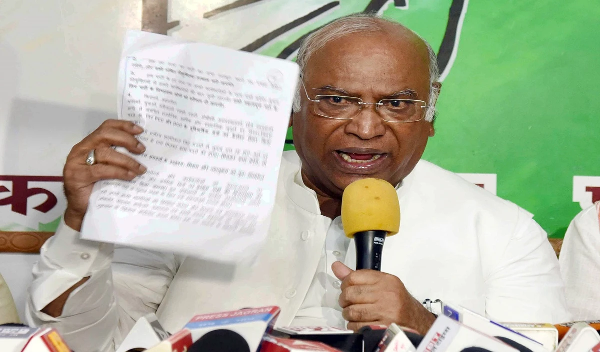 BJP शासन में लोकतंत्र और संविधान खतरे में है: Kharge