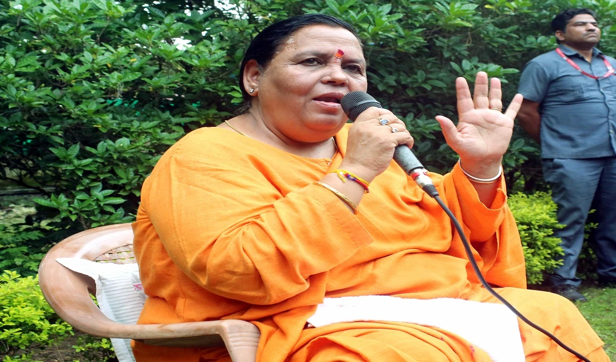 Uma Bharti ने मप्र के ओरछा कस्बे में शराब की दुकान के सामने गायों को बांध दिया