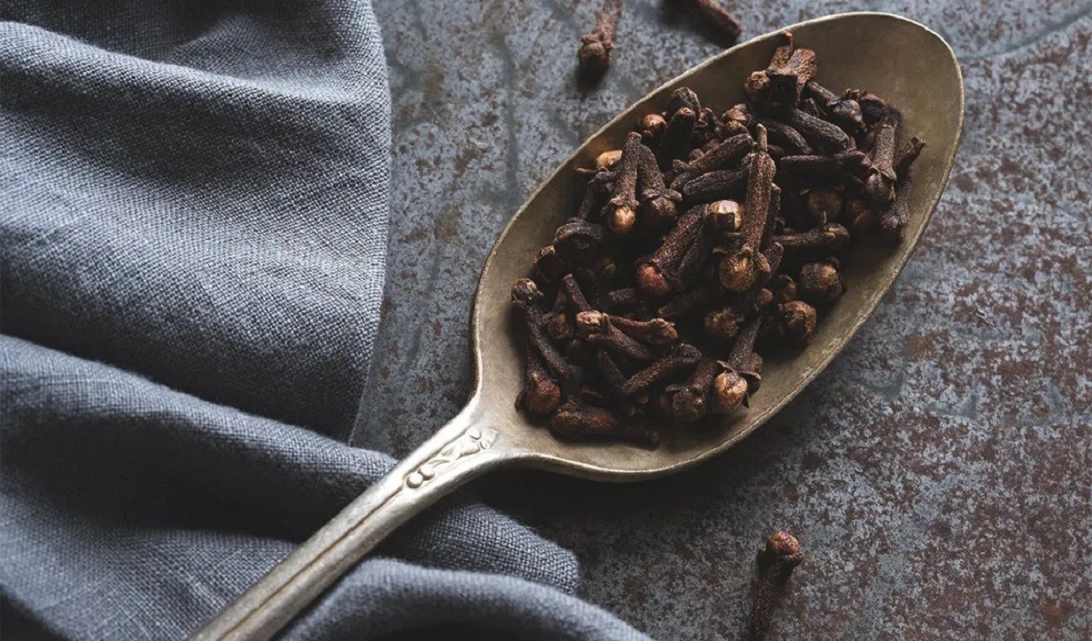 Clove Benefits: लौंग चूसने के यह फायदे नहीं जानते होंगे आप, सिगरेट-शराब की लत से जल्द मिलेगा छुटकारा