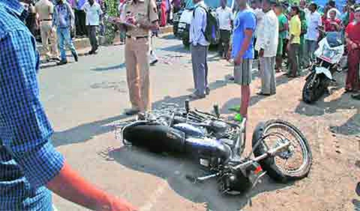 Balrampur में दो मोटरसाइकिलों की टक्कर में एक युवक की मौत, चार अन्य घायल