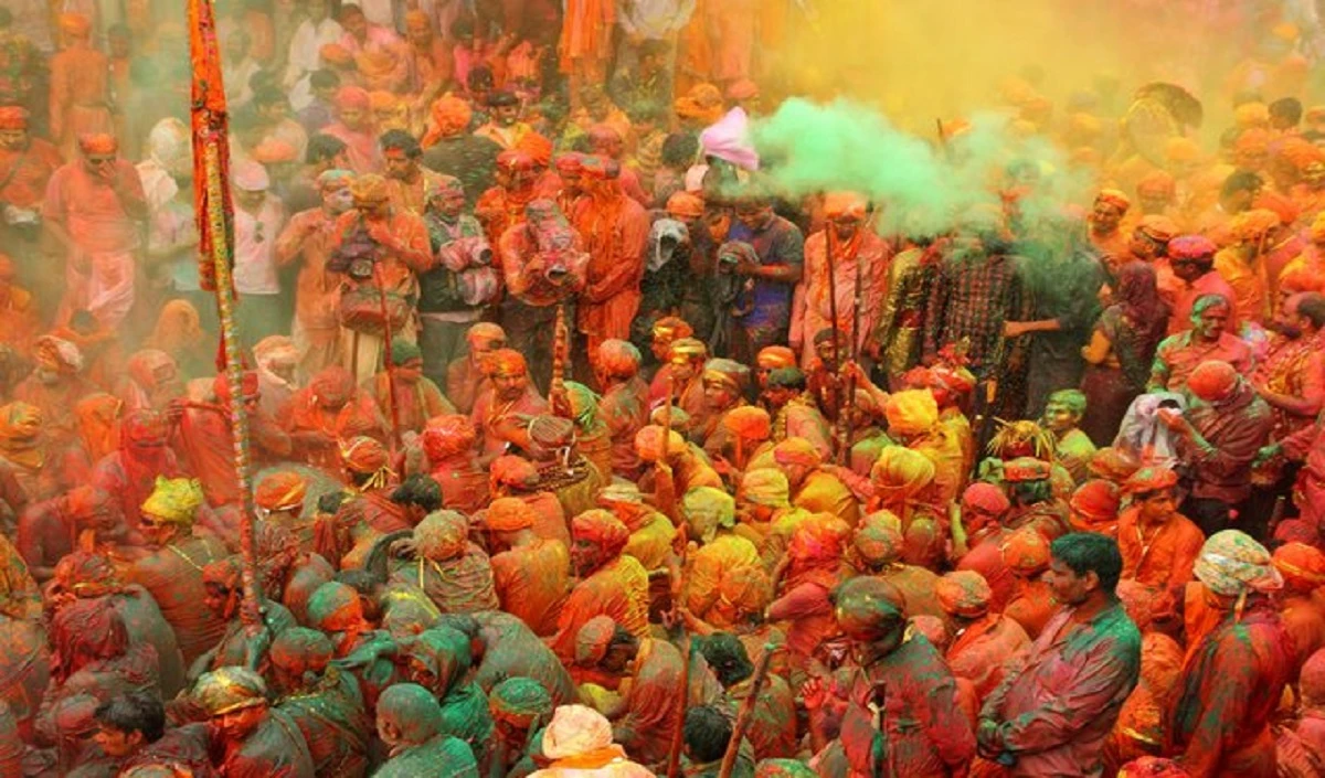 मथुरा व Ayodhya समेत Uttar Pradesh के विभिन्न हिस्सों में हर्षोल्लास से मनाई गई होली