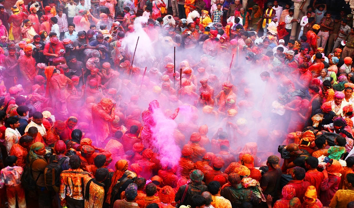 कान्हा की नगरी में ऐसे मनाई जाती है होली, जानिए क्यों पूरे विश्व में फेमस है ब्रज की होली