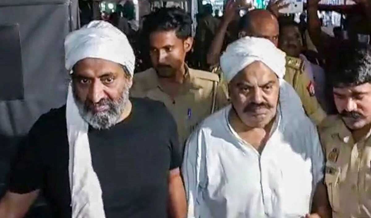 कड़ी सुरक्षा के बीच सुपुर्द-ए-खाक किए गए Atiq और Ashraf के शव
