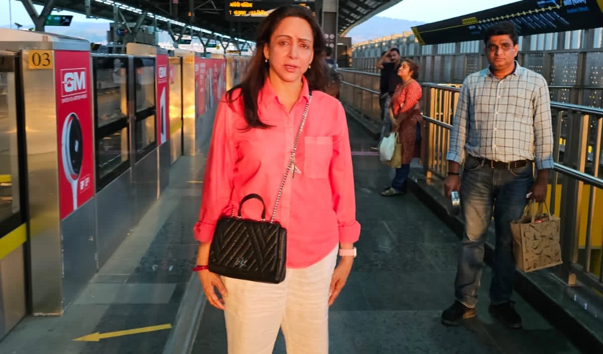 मुंबई के ट्रेफिक से परेशान हेमा मालिनी ने लिया मेट्रो का सहारा, आम जनता के साथ किया सफर, स्टेशन के बाहर से ऑटो से घर पहुंची, Watch Video