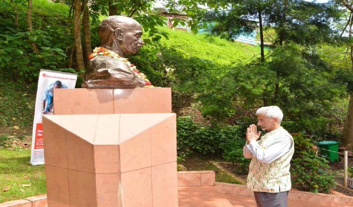 Jaishankar Uganda Visit: तीन दिवसीय यात्रा पर जयशंकर, महात्मा गांधी को दी श्रद्धांजलि