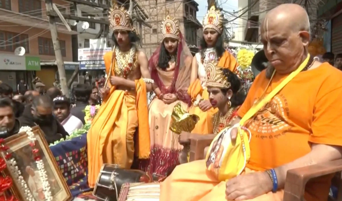 Ram Navami पर Kashmir के मंदिरों में उमड़ी भक्तों की भीड़, Srinagar की सड़कों पर भव्य शोभा यात्रा