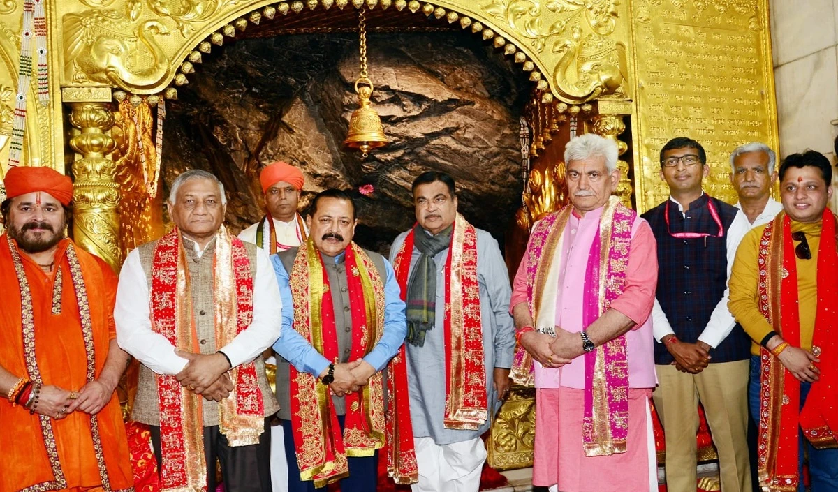 Nitin Gadkari ने किया माता वैष्णो देवी मंदिर में पूजा-अर्चना, LG के अलवा दो केंद्रीय मंत्री भी साथ रहे मौजूद