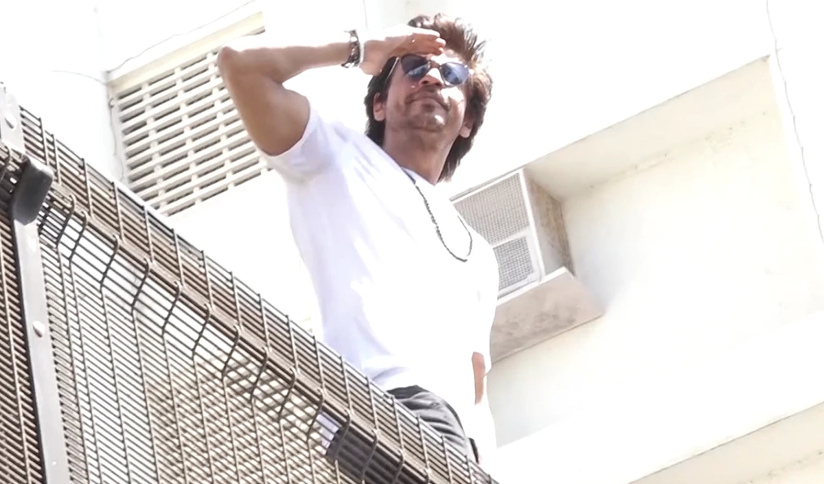 Eid पर Shah Rukh Khan का दीदार करने के लिए Mannat के बाहर इकट्ठा हुए फैंस, अभिनेता ने बालकनी में आकर किया सलाम