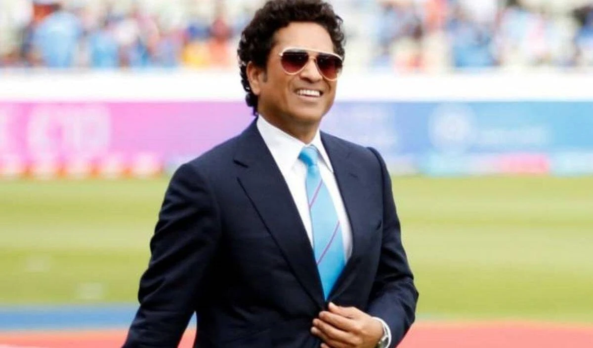 Tendulkar ने वानखेड़े में केक काट कर मनाया 50वें जन्मदिन का जश्न