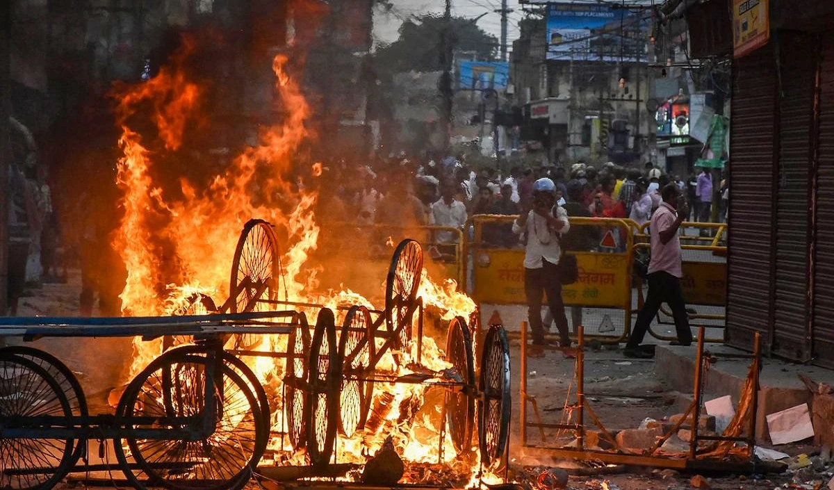 आग में फेंके गए दो बच्चों की हालत बिगड़ी,Lucknow भेजे गये