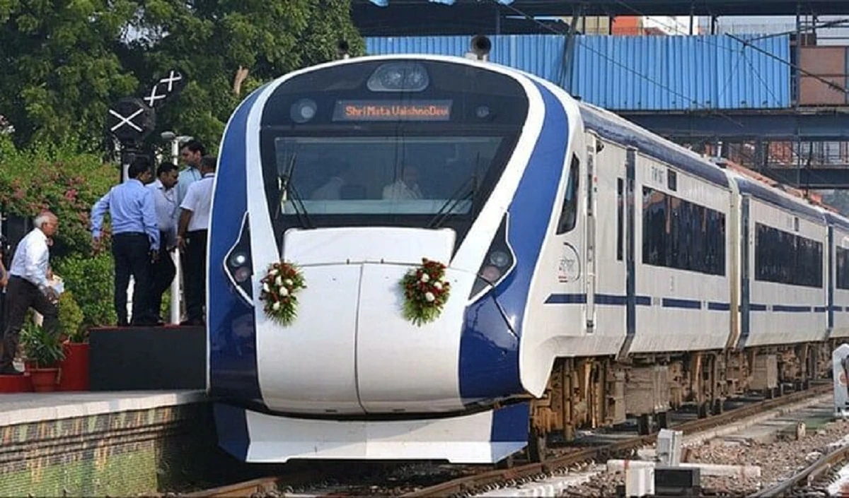 केरल की पहली Vande Bharat train की झलक पाने को बेताब दिखे लोग