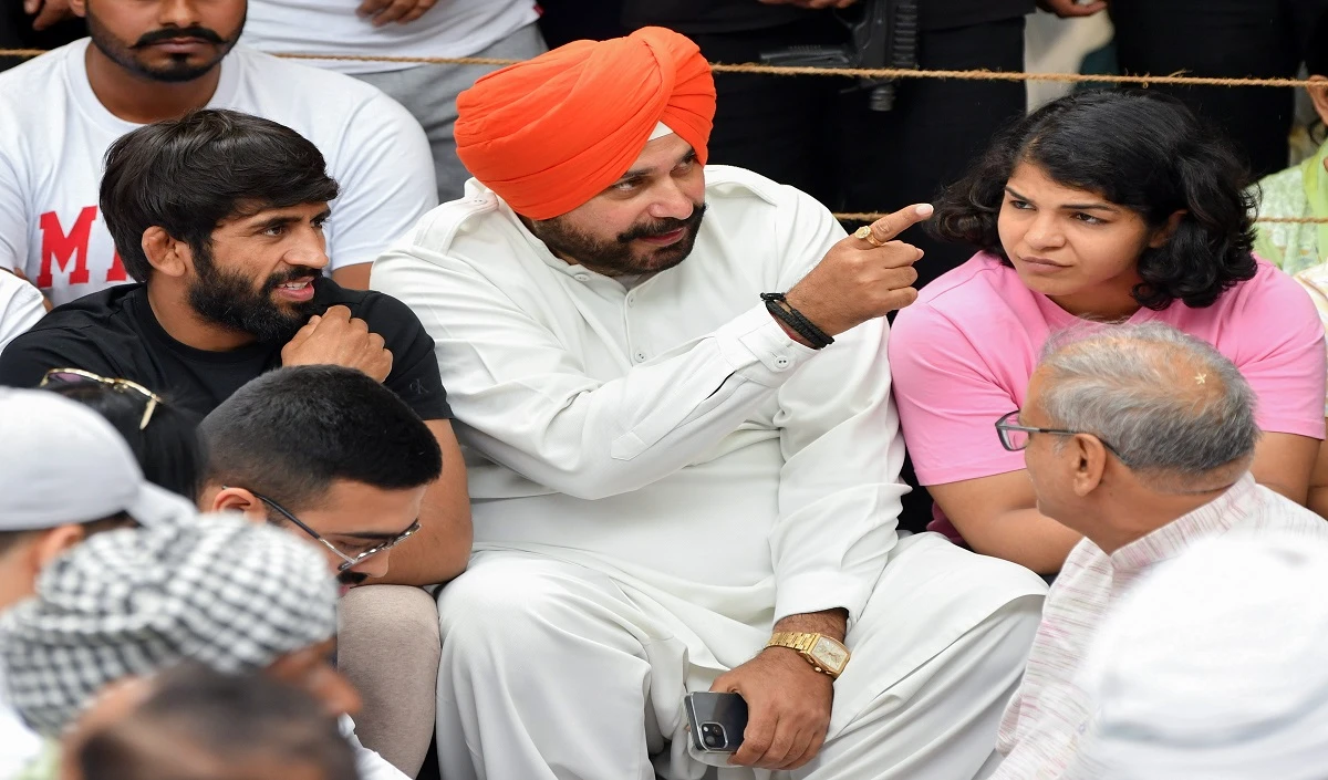 Wrestlers के धरने पर पहुंचे Navjyot Singh Siddhu, कहा- बृजभूषण की गिरफ्तारी कब होगी? दोषी को बचाया जा रहा