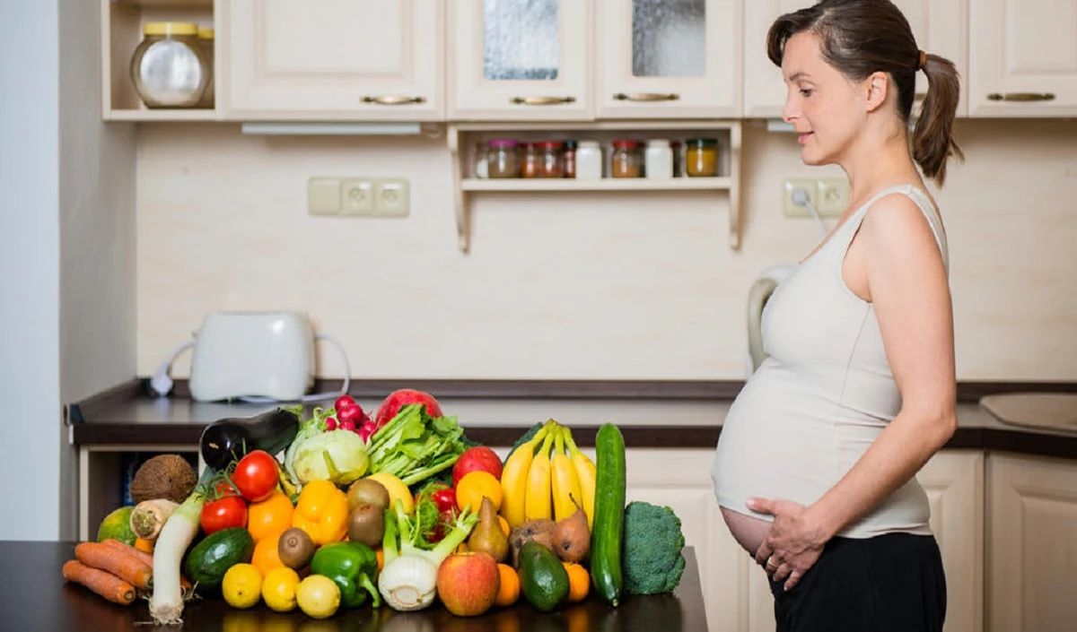 Pregnancy Diet: प्रेगनेंसी में इन फलों और सब्जियों को खाने से होता है मिसकैरेज का खतरा, भूलकर भी न खाएं