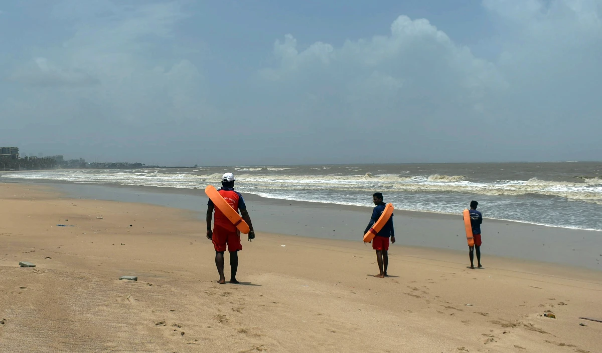 Cyclone Biparjoy | केंद्रीय स्वास्थ्य मंत्री ने गुजरात के भुज में तैयारी संबंधी कदमों की समीक्षा की