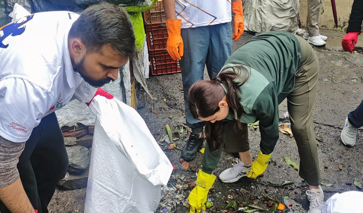 ‘हीलिंग हिमालय’ के सफाई अभियान में हुईं शामिल Dia Mirza, शिमला की सड़कों से उठाया कचरा