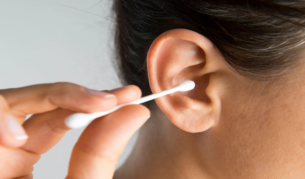 Ear Cotton Buds: कॉटन बड्स से कान साफ करना है कितना सेफ, जानिए क्या कहते हैं एक्सपर्ट्स