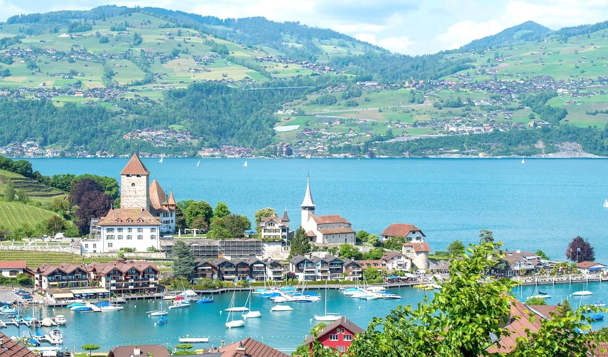 खूबसूरत दृश्यों और अपनी सांस्कृतिक विरासत के लिए जाना जाता है स्विट्ज़रलैंड