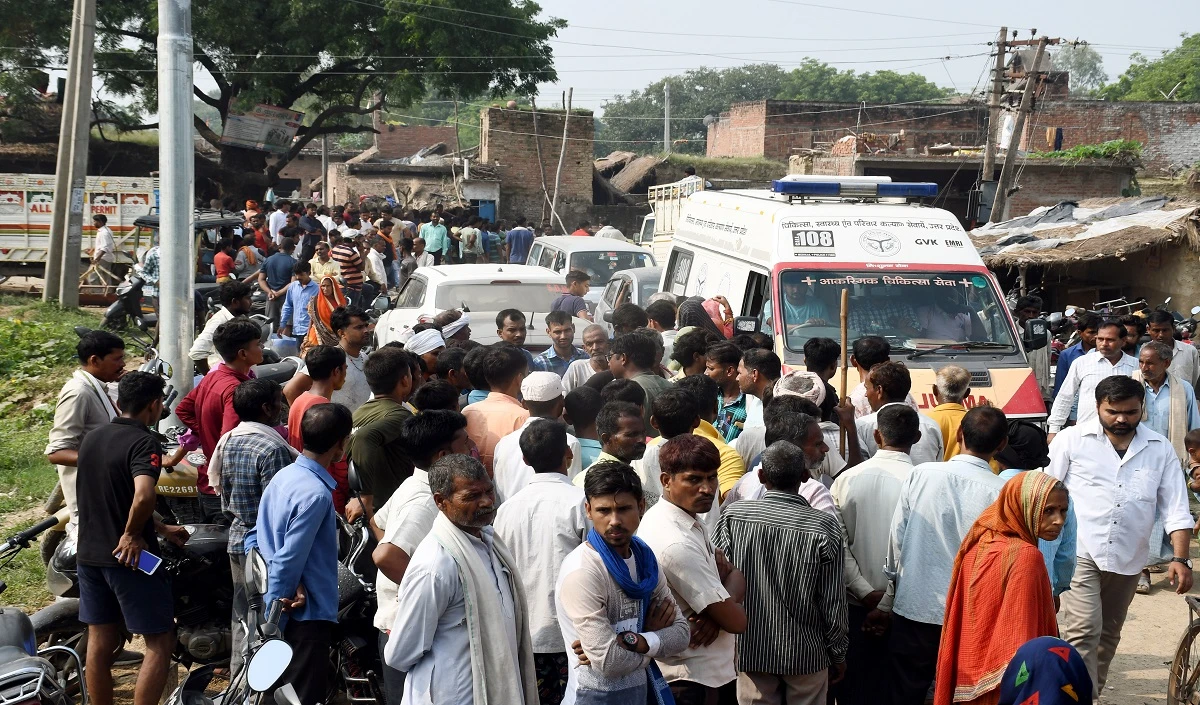 Uttar Pradesh: सड़क पर खड़ी ट्रैक्टर-ट्रॉली से टकराई कार, दो बच्‍चों समेत चार लोगों की मौत