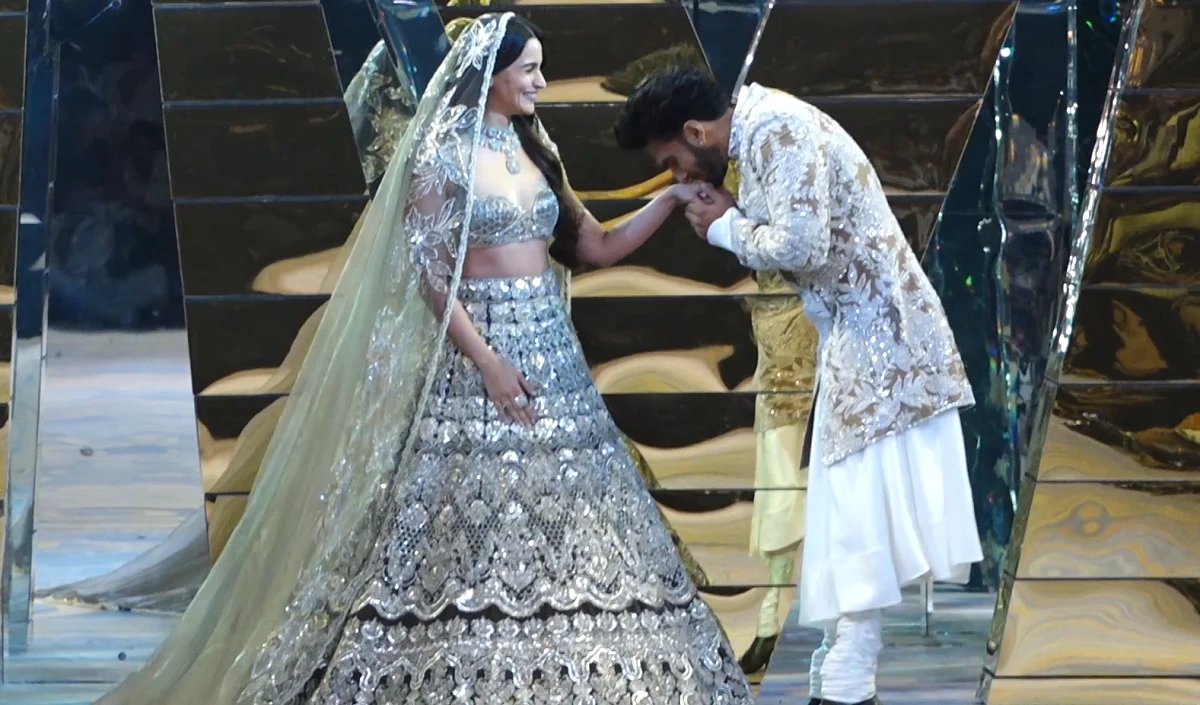 Bridal Couture Show । मनीष मल्होत्रा के लिए शोस्टॉपर बने Ranveer Singh और Alia Bhatt, इंटरनेट पर छाई तस्वीरें