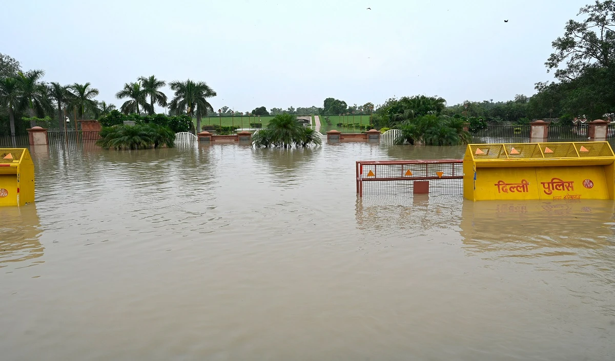 Delhi Flood के बीच बड़ा हादसा, उत्तर पश्चिमी दिल्ली के मुकुंदपुर में तीन बच्चों की पानी में डूबने से मौत