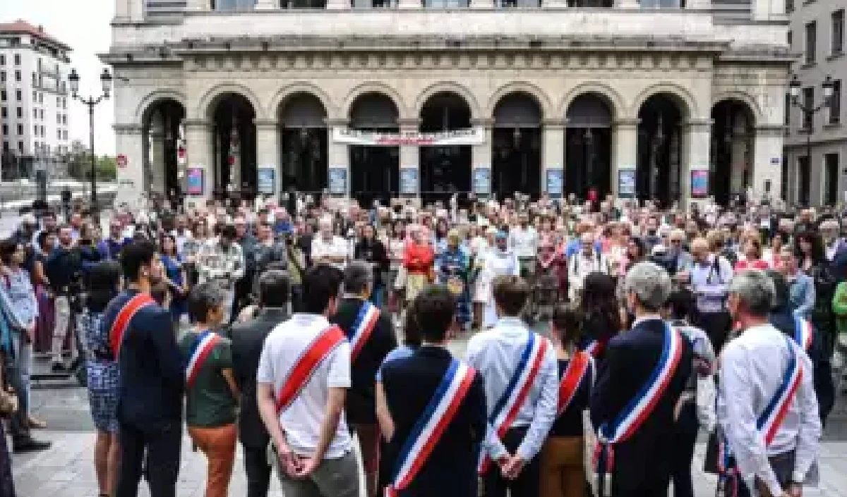 France बढ़ रहा शांति की ओर, देश बचाने के लिए दंगाइयों से भिड़े आम लोग